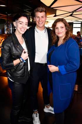 Gast, Lukas Sauer und Rebecca Immanuel bei der Verleihung des Blaue Blume Award 2023 im The Reed. Berlin, 15.02.2023