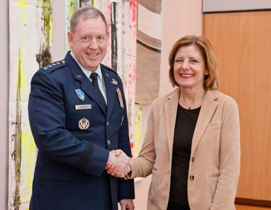 News Themen der Woche KW07 Antrittsbesuch von US-General James B. Hecker bei Ministerpräsidentin Malu Dreyer in der Staatskanzlei Rheinland-Pfalz 16.02.23 *** Inaugural visit by US General James B Hecker to Minister President Malu Dreyer at the Rhineland-Palatinate State Chancellery 16 02 23