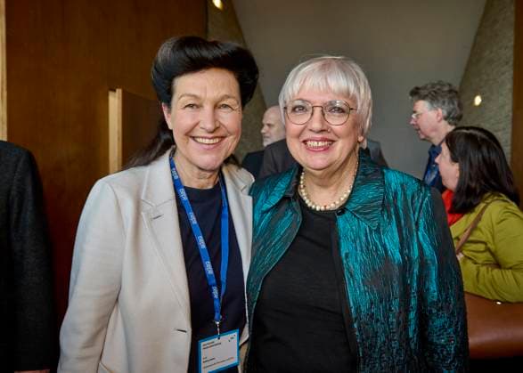 News Themen der Woche KW07 News Bilder des Tages Produzententag: Bettina Reitz + Claudia Roth DEU, Deutschland, Berlin, 16.02.2023: Die Kulturstaatsministerin Claudia Roth begrüßt Bettina Reitz von der Hochschule für Fernsehen und Film. Kurz vor der Berlinale trifft sich die Branche der Film- und Fernsehmacher im Kino International. Die Allianz Deutscher Produzenten vertritt 320 Mitgliedsunternehmen. *** Producers Day Bettina Reitz Claudia Roth DEU, Germany, Berlin, 16 02 2023 The Minister of State for Culture Claudia Roth welcomes Bettina Reitz from the University of Television and Film Shortly before the Berlinale, the industry of film and television producers meets at Kino International The Alliance of German Producers represents 320 member companies