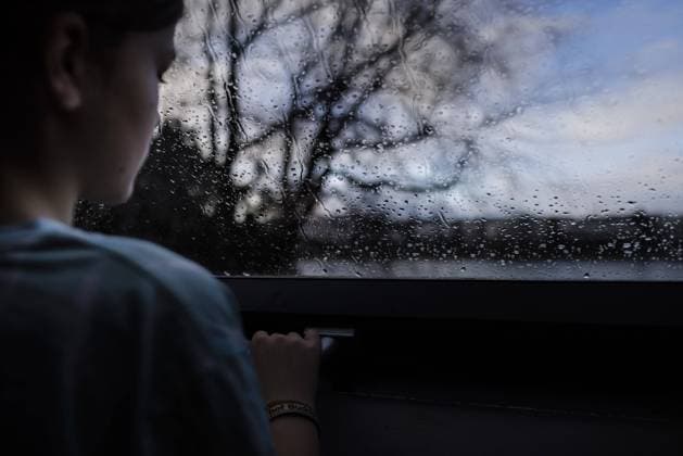 IMAGO Creative, Gesellschaft, Immer mehr Menschen haben Angst vor der Zukunft Maedchen schaut aus dem Fenster Bonn Deutschland *** Girl looking out of window Bonn Germany Copyright: xUtexGrabowsky photothek.dex