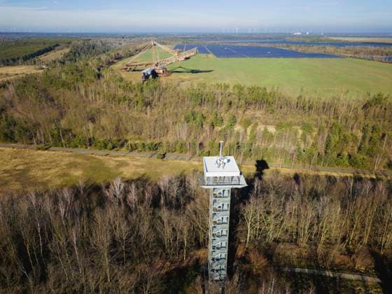 Aussichtturm Meurostollen Der Aussichtturm Meurostollen wurde 2003 auf dem Gelände einer ehemaligen Brikettfabrik errichtet. 144 Stufen führen zur Aussichtsplattform in 27 Metern Höhe. Der Turm steht auf einer Anhöhe und bietet einen Blick auf die umgebende Landschaft, insbesondere auf den Lausitzring, die Landmarke Schaufelradbagger, den Solarpark Meuro, den Windpark Klettwitz und Senftenberg mit See. An besonders klaren Tagen sind die Kraftwerke in Schwarze Pumpe und Boxberg zu sehen. Der Turm wurde aus verzinktem Stahl errichtet und soll an den Hörlitzer Wasserturm erinnern, der an dieser Stelle bis 1965 stand. Hörlitz Brandeburg GERMANY *** Meurostollen lookout tower The Meurostollen lookout tower was built in 2003 on the site
