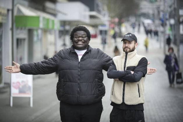 Das Duo Blumengarten geht bei TikTok durch die Decke *** NUR FÜR REDAKTIONELLE ZWECKE *** EDITORIAL USE ONLY ***<p>Das Duo Blumengarten bestehend aus Sänger Rayan links und Produzent Sammy geht am Donnerstag, den 16. Februar 2023 bei TikTok durch die Decke mit ihrem Song Paris Syndrom in Velbert. Foto Alexandra Roth Funke Foto Services< p> Buntes Deutschland NRW Velbert Copyright: AlexandraxRoth *** The duo Blumengarten goes through the ceiling at TikTok FOR EDITORIAL PURPOSES ONLY EDITORIAL USE ONLY p The duo Blumengarten consisting of singer Rayan left and producer Sammy goes through the ceiling with their song Paris Syndrome at TikTok on Thursday, February 16, 2023 in Velbert Photo Alexandra Roth Funke Foto Services p Buntes Germany N Copyright: AlexandraxRoth doc7oz0tnm9i4nc4inx21f ,EDITORIAL USE ONLY