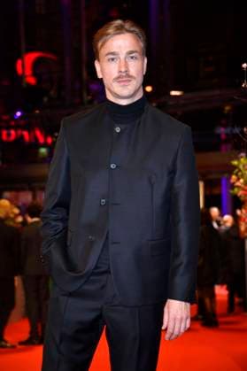 Albrecht Schuch bei der Festivaleröffnung und der Premiere des Kinofilms She Came to Me auf der Berlinale 2023 73. Internationale Filmfestspiele Berlin im Berlinale Palast. Berlin, 16.02.2023