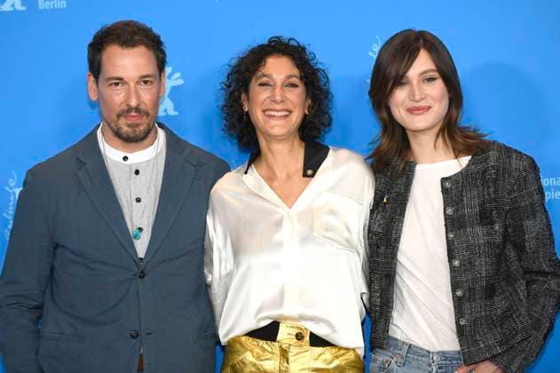 Entertainment Themen der Woche KW07 Entertainment Bilder des Tages Felix Kramer, Emily Atef und Marlene Burow beim Photocall zum Kinofilm Irgendwann werden wir uns alles erzählen auf der Berlinale 2023 73. Internationale Filmfestspiele Berlin im Hotel Grand Hyatt. Berlin, 17.02.2023 *** Felix Kramer, Emily Atef and Marlene Burow at the photocall for the feature film Someday Well Tell Each Other Everything at the Berlinale 2023 73 Berlin International Film Festival at the Hotel Grand Hyatt Berlin, 17 02 2023 Foto:xC.xNiehausx xFuturexImage