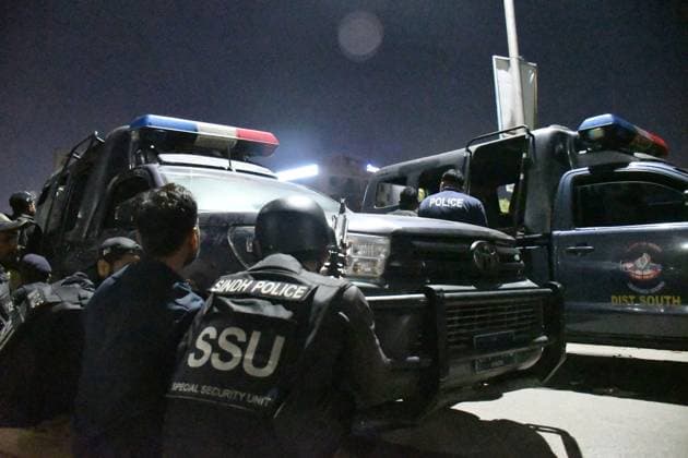 News Themen der Woche KW07 Pakistan, bewaffneter Angriff auf Polizei-Gebäude in Karachi (230217) -- KARACHI (PAKISTAN), Feb. 17, 2023 -- Police officers take positions behind their vehicles near the site of an attack in Karachi, Pakistan, on Feb. 17, 2023. At least three attackers were killed and 10 people wounded on Friday night when a group of terrorists opened fire at a police building in Karachi, police and hospital officials said. (Str Xinhua) PAKISTAN-KARACHI-POLICE BUILDING-ATTACK Stringer 