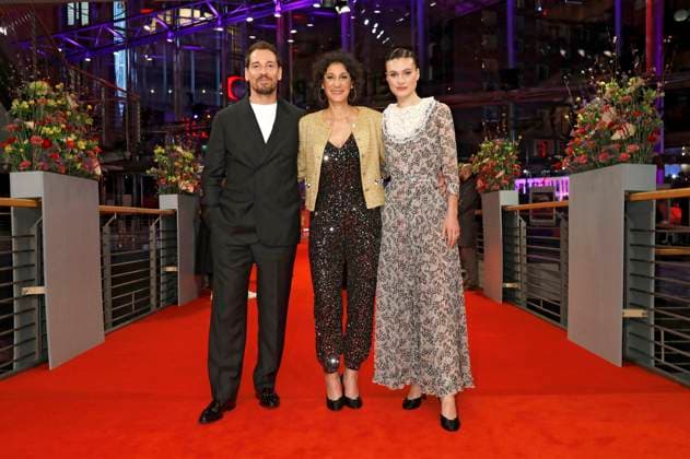 Entertainment Themen der Woche KW07 Entertainment Bilder des Tages Felix Kramer, Emily Atef und Marlene Burow bei der Premiere des Kinofilms Irgendwann werden wir uns alles erzählen auf der Berlinale 2023 73. Internationale Filmfestspiele Berlin im Berlonale Palast. Berlin, 17.02.2023 *** Felix Kramer, Emily Atef and Marlene Burow at the premiere of the feature film Someday Well Tell Each Other Everything at the Berlinale 2023 73 Berlin International Film Festival at the Berlonale Palast Berlin, 17 02 2023 Foto:xD.xBedrosianx xFuturexImage