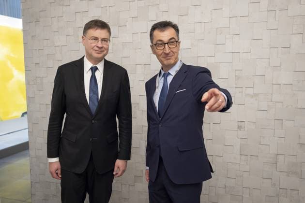 News Themen der Woche KW07 News Bilder des Tages Cem Oezdemir (Buendnis 90 Die Gruenen), Bundesminister fuer Landwirtschaft und Ernaehrung, nimmt an der Muenchner Sicherheitskonferenz, MSC, teil. Hier mit Executive Vice-President Valdis Dombrovskis, EU-KOM Muenchen Deutschland *** Cem Oezdemir Buendnis 90 Die Gruenen , Federal Minister for Agriculture and Food, attends Munich Security Conference, MSC Here with Executive Vice President Valdis Dombrovskis, EU KOM Munich Germany Copyright: xThomasxImo photothek.netx