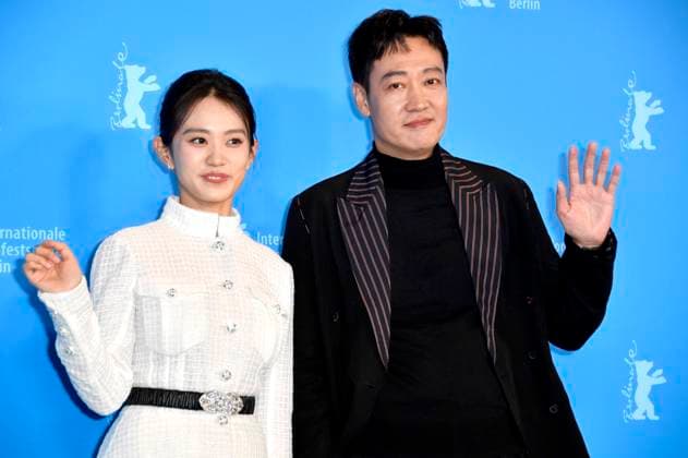 Entertainment Themen der Woche KW07 Entertainment Bilder des Tages Huang Yao und Xin Baiqing beim Photocall zum Kinofilm Ba ta zhi guang Der schattenlose Turm The Shadowless Tower auf der Berlinale 2023 73. Internationale Filmfestspiele Berlin im Hotel Grand Hyatt. Berlin, 18.02.2023 *** Huang Yao and Xin Baiqing at the photocall for the feature film Ba ta zhi guang The Shadowless Tower at Berlinale 2023 73 Berlin International Film Festival at Hotel Grand Hyatt Berlin, 18 02 2023. Foto:xN.xKubelkax xFuturexImage