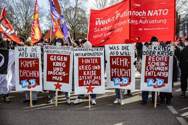 Bilder des Jahres 2023, News 02 Februar News Themen der Woche KW07 News Bilder des Tages München: Antifa demonstriert gegen Compact und AfD-Kundgebung Am 18. Februar 2023 versammelten sich hunderte Menschen am Karl-Stützel-Platz in München, um gegen eine Kundgebung der Alternative für Deutschland und Compact Magazin anlässlich der Sicherheitskonferenz zu demonstrieren. Es kam zu Rangeleien zwischen Polizei und Antifas. ++ On February 18, 2023, hundreds of people gathered at Karl-Stützel-Platz in Munich, Germany to demonstrate against a rally by the AfD and Compact Magazin on the occasion of the security conference. There were some scraps between police and Antifas. München Bayern Deutschland Copyright: xleo.fgex