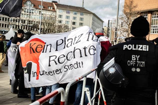 München: Antifa demonstriert gegen Compact und AfD-Kundgebung Am 18. Februar 2023 versammelten sich hunderte Menschen am Karl-Stützel-Platz in München, um gegen eine Kundgebung der Alternative für Deutschland und Compact Magazin anlässlich der Sicherheitskonferenz zu demonstrieren. Es kam zu Rangeleien zwischen Polizei und Antifas. ++ On February 18, 2023, hundreds of people gathered at Karl-Stützel-Platz in Munich, Germany to demonstrate against a rally by the AfD and Compact Magazin on the occasion of the security conference. There were some scraps between police and Antifas. München Bayern Deutschland Copyright: xleo.fgex