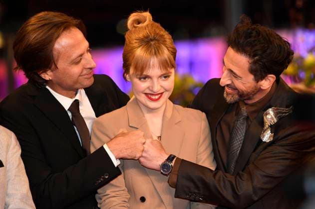 Bilder des Jahres 2023, Entertainment 02 Februar Entertainment Themen der Woche KW07 John Trengove, Odessa Young und Adrien Brody bei der Premiere des Kinofilms Manodrome auf der Berlinale 2023 73. Internationale Filmfestspiele Berlin im Berlinale Palast. Berlin, 18.02.2023 *** John Trengove, Odessa Young and Adrien Brody at the premiere of the feature film Manodrome at the Berlinale 2023 73 Berlin International Film Festival at the Berlinale Palast Berlin, 18 02 2023 Foto:xC.xNiehausx xFuturexImage