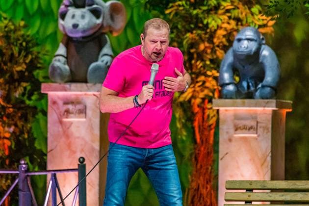 Entertainment Themen der Woche KW07 Entertainment Bilder des Tages 2023.02.18 Messe Chemnitz - Mario Barth gastiert mit seinem neuem Programm Männer sind Frauen manchmal aber auch ... vielleicht in der Messe Chemnitz - Eigentlich hatte Mario Barth schon darüber nachgedacht, die Comedy-Schuhe an den Nagel zu hängen. Doch dann wird er plötzlich ungewollt Vater, steht mit einer nahezu unbekannten Frau im Kreißsaal und bringt ihr gemeinsames Kind mit auf die Welt. Also musste doch wieder ein neues Bühnenprogramm her, um seinen Fans von seinen neuen Erlebnissen zu berichten. Auch wenn das Thema Mann-Frau auf seiner achten Tournee wieder angeschnitten wurde, standen diesmal andere Themen im Fokus. Männer sind Frauen manchmal aber auch ... vielleicht - aktueller könnte der Tourtitel nicht sein.