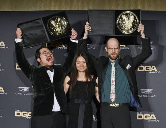 Bilder des Jahres 2023, Entertainment 02 Februar Entertainment Themen der Woche KW07 Entertainment Bilder des Tages Chloe Zhao (C) poses with Dan Kwan (L) and Daniel Scheinert (R), winners of the Outstanding Directorial Achievement in Theatrical Feature Film award for Everything Everywhere All at Once in the press room during the 75th annual Directors Guild of America Awards at the Beverly Hilton in Beverly Hills, California on Saturday, February 18, 2023.  LAP2023021815 JIMxRUYMEN
