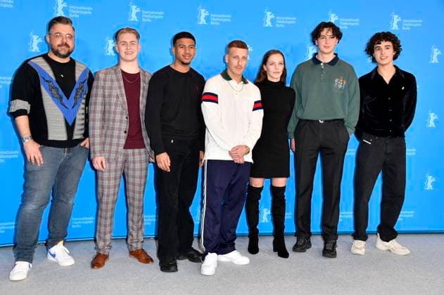 David Wnendt, Vincent Wiemer, Aaron Maldonado-Morales, Felix Lobrecht, Franziska Wulf, Levy Rico Arcos und Rafael Luis Klein-Heßling beim Photocall zum Kinofilm Sonne und Beton Sun and Concrete auf der Berlinale 2023 73. Internationale Filmfestspiele Berlin im Hotel Grand Hyatt. Berlin, 18.02.2023