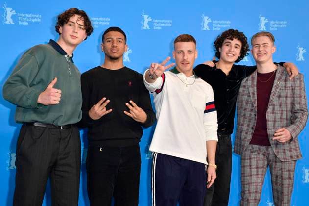 Entertainment Themen der Woche KW07 Levy Rico Arcos, Aaron Maldonado-Morales, Felix Lobrecht, Rafael Luis Klein-Heßling und Vincent Wiemer beim Photocall zum Kinofilm Sonne und Beton Sun and Concrete auf der Berlinale 2023 73. Internationale Filmfestspiele Berlin im Hotel Grand Hyatt. Berlin, 18.02.2023 *** Levy Rico Arcos, Aaron Maldonado Morales, Felix Lobrecht, Rafael Luis Klein Heßling and Vincent Wiemer at the photocall for the feature film Sun and Concrete Sun and Concrete at the Berlinale 2023 73 Berlin International Film Festival at the Hotel Grand Hyatt Berlin, 18 02 2023 Foto:xN.xKubelkax xFuturexImage