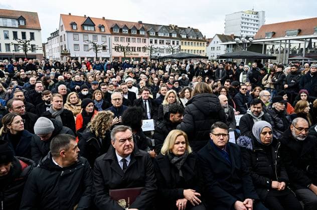 Bilder des Jahres 2023, News 02 Februar News Themen der Woche KW07 News Bilder des Tages 19.02.2023, xpsx, Lokal Hanau Jahrestag 19 Februar Gedenkveranstaltung v.l. Claus Kaminsky (Oberbürgermeister Hanau), Bundesinnenministerin Nancy Faeser, Ministerpräsident Boris Rhein, Hanau Hessen Deutschland (DEU) Marktplatz *** 19 02 2023, xpsx, local Hanau anniversary 19 February commemoration ceremony f l Claus Kaminsky Lord Mayor Hanau , Federal Minister of the Interior Nancy Faeser, Prime Minister Boris Rhein, Hanau Hesse Germany DEU marketplace.