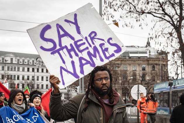 Gedenken an Opfer des Hanau-Anschlages in München Am 19. Februar 2023 versammelten sich am Königsplatz in München 500 Personen zu einer Demonstration, um den Opfern des rassistischen Terror-Anschlags in Hanau im Jahr 2020 zu gedenken. Nach der Zwischenkundgebung wurde Pyrotechnik verwendet. ++ On February 19, 2023 500 people gathered at Koenigsplatz in Munich, Germany for a demonstration to commemorate the victims of the racist terror attack in Hanau in 2020. After the intermediate rally, pyrotechnics were used. München Bayern Deutschland Copyright: xleo.fgex