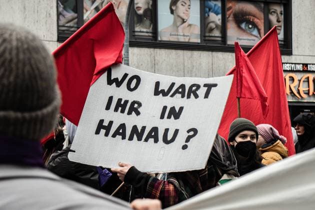 Gedenken an Opfer des Hanau-Anschlages in München Am 19. Februar 2023 versammelten sich am Königsplatz in München 500 Personen zu einer Demonstration, um den Opfern des rassistischen Terror-Anschlags in Hanau im Jahr 2020 zu gedenken. Nach der Zwischenkundgebung wurde Pyrotechnik verwendet. ++ On February 19, 2023 500 people gathered at Koenigsplatz in Munich, Germany for a demonstration to commemorate the victims of the racist terror attack in Hanau in 2020. After the intermediate rally, pyrotechnics were used. München Bayern Deutschland Copyright: xleo.fgex