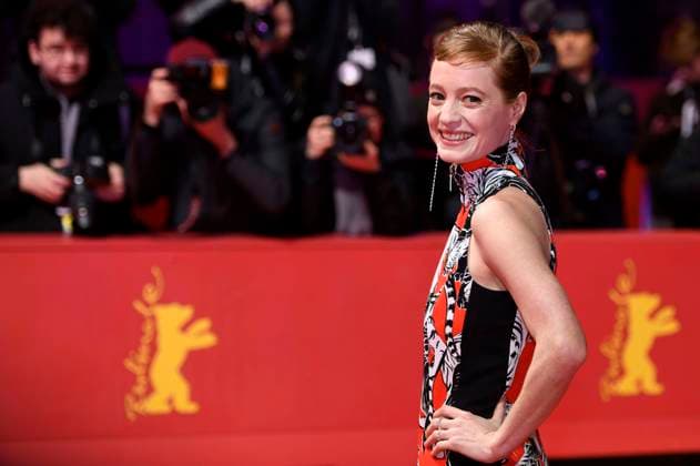 Leonie Benesch beim Red Carpet Photocall zur ZDF-Miniserie Der Schwarm auf der Berlinale 2023 73. Internationale Filmfestspiele Berlin vor dem Berlinale Palast. Berlin, 19.02.2023