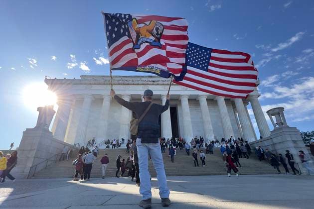 News Themen der Woche KW07 News Bilder des Tages February 19, 2023, WASHINGTON, WASHINGTON, D.C, USA: Anti-war activists gather outside the Lincoln Memorial and the White House during a Ã¢â‚¬oeRage Against the War MachineÃ¢â‚¬Â rally in Washington D.C. on February 19, 2023. The rally was held just ahead of the one-year anniversary of the war in Ukraine. WASHINGTON USA - ZUMAs139 20230219_zap_s139_008 Copyright: xStephenxShaverx