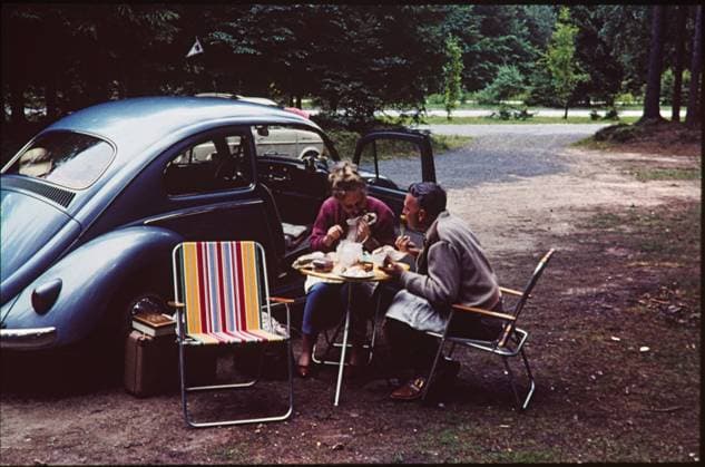 Mittagspause GER, 20230201, Aufnahme, ca. 1960, Ausflug mit dem Käfer *** Lunch break GER, 20230201, photograph, ca 1960, trip with the beetle