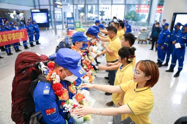 Bilder des Jahres 2023, News 02 Februar News Themen der Woche KW07 News Bilder des Tages HAIKOU, CHINA - FEBRUARY 19: Members of Hainan Blue Sky Rescue (BSR) team are welcomed with flowers at Haikou Meilan International Airport after completing rescue and search mission in quake-hit Turkiye on February 20, 2023 in Haikou, Hainan Province of China. Seven members of Hainan Blue Sky Rescue Team arrived at Haikou Meilan International Airport on Monday.  Copyright: xVCGx VCG111423439505