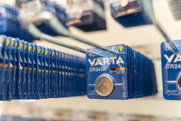 VARTA Batterien in einem Verkaufsstand in einem Geschäft. Akku und Batterie von Varta