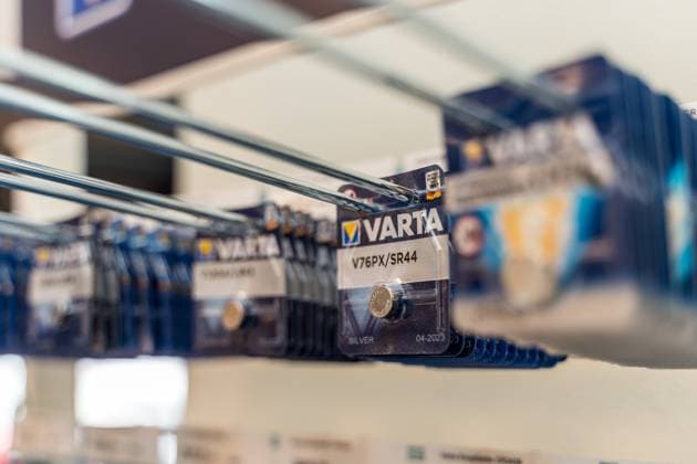 VARTA Batterien in einem Verkaufsstand in einem Geschäft. Akku und Batterie von Varta