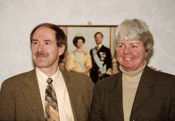 STOCKHOLM 19991206 - Fysikpristagaren Gerardus t Hooft anlände till Stockholm Arlanda pa mandagseftermiddagen. Här tillsammans med hustrun Betteke. STOCKHOLM SVERIGE x32332x *** STOCKHOLM 19991206 Physics laureate Gerardus t Hooft arrived at Stockholm Arlanda on Monday afternoon Here with his wife Betteke STOCKHOLM SWEDEN x32332x  Copyright: xGunnarxAskx NOBEL 1999 FYSIK