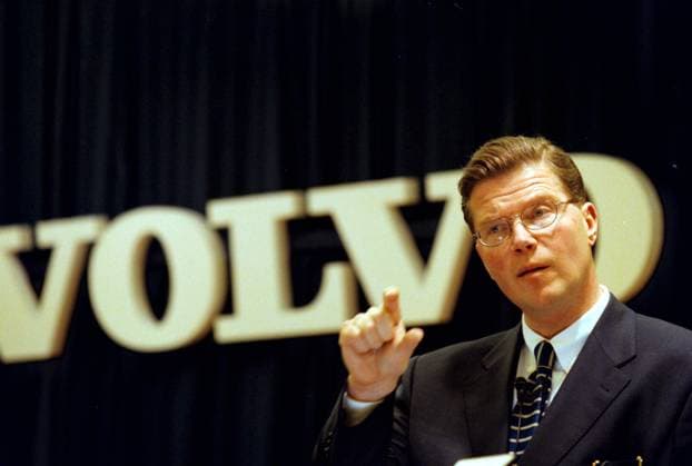 SCANPIX SWEDEN, 1998-11-30. Volvo säger upp 5 300 anställda. Volvo ska göra av sig med 5 300 anställda och 700 konsulter. I Sverige maste 2 600 personer sluta, 1 100 av dem arbetar i Göteborg. Leif Johansson redogör för neddragningarna. Visar litet matt mätt, mellan tummen och pekfingret. x70010x *** SCANPIX SWEDEN, 1998 11 30 Volvo to lay off 5,300 employees Volvo is to get rid of 5,300 employees and 700 consultants In Sweden, 2,600 people will have to leave, 1,100 of them working in Gothenburg Leif Johansson explains the cutbacks Showing a little dullness, between the thumb and the index finger x70010x  Copyright: xRogerxLundsten BLR-Fotograferna TTx 70010