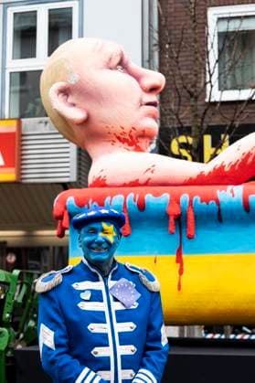 Politische Mottowagen von Jacques Tilly, Düsseldorf, Deutschland 20. Februar 2023, Düsseldorf, Deutschland. Politische Mottowagen von Jacques Tilly beim Düsseldorfer Rosenmontagszug 2023. Wladimir Putin in einer Badewanne voller Blut - Ukraine Krieg *** Political motto floats by Jacques Tilly, Düsseldorf, Germany 20 February 2023, Düsseldorf, Germany Political motto floats by Jacques Tilly at Düsseldorf Rosenmontagszug 2023 Vladimir Putin in a bathtub full of blood Ukraine war