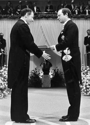 File Sweden Nobel 1980. Chemestry laureate Paul Berg, USA receives his prize from the hands of his majesty King Carl XVI Gustaf of Sweden. Berg shares the prize with Walter Gilbert and Frederick Sanger. STOCKHOLM SVERIGE PB-KOD:1001 x1001x *** File Sweden Nobel 1980 Chemestry laureate Paul Berg, USA receives his prize from the hands of his majesty King Carl XVI Gustaf of Sweden Berg shares the prize with Walter Gilbert and Frederick Sanger STOCKHOLM SVERIGE PB KOD 1001 x1001x  Copyright: xJANxCOLLSIÖÖx NOBEL 1980 KONSERTHUSET