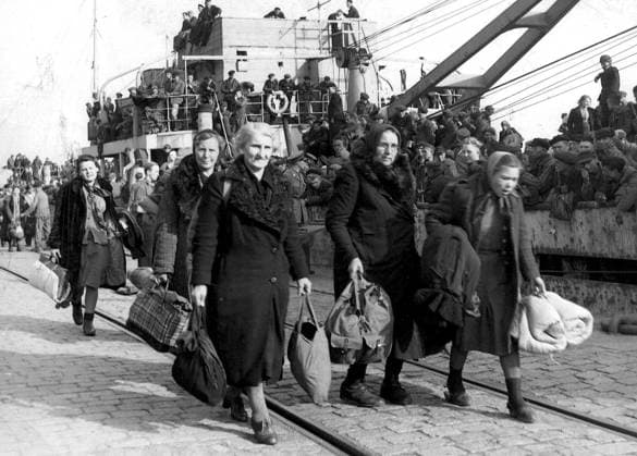 TRELLEBORG omkring 1940. Tyska flyktingar anländer till Sverige under andra världskriget. Till Trelleborg inkom ett tyskt fartyg med ca 2000 flyktingar fran koncentrationsläger. De representerade praktiskt taget alla Europas nationer. TRELLEBORG SVERIGE andra världskriget x194x *** TRELLEBORG around 1940 German refugees arrive in Sweden during the Second World War A German ship arrived in Trelleborg with about 2000 refugees from concentration camps They represented practically all the nations of Europe TRELLEBORG SWEDEN Second World War x194x  Copyright: x TTx TYSKA FLYKTINGAR