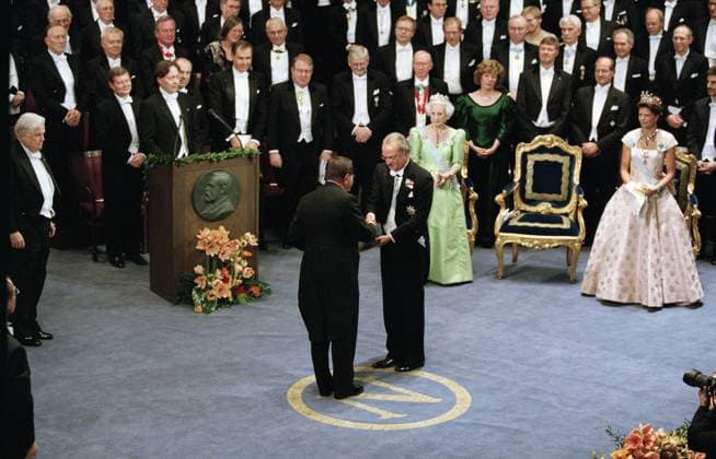 Arkiv 991210 - Nobelprisutdelningen i Stockholms Konserthus. Litteraturpristagaren, tyske författaren Günter Grass, mottar sitt pris ur kung Carl Gustafs hand. I bakgrunden syns prinsessan Lilian och drottning Silvia. STOCKHOLM SVERIGE x1012x *** Archive 991210 Nobel Prize ceremony at Stockholm Concert Hall The winner of the Nobel Prize, German author Günter Grass, receives his prize from King Carl Gustaf In the background are Princess Lilian and Queen Silvia STOCKHOLM SWEDEN x1012x  Copyright: xTonixSicax NOBEL 1999 KONSERTHUSET