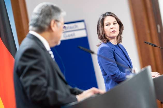 News Themen der Woche KW08 News Bilder des Tages Pressekonferenz Deutsche Außenministerin Außenminister von der Republik der Philippinen Annalena Baerbock, Bundesaußenministerin, mit Enrique A. Manalo, Außenminister von der Republik der Philippinen, Secretary of Foreign Affairs;Pressekonferenz Deutsche Außenministerin Außenminister von der Republik der Philippinen Annalena Baerbock, Bundesaußenministerin, mit Enrique A. Manalo, Außenminister von der Republik der Philippinen, Secretary of Foreign Affairs, Hamburg Hamburg Deutschland Auswärtiges Amt *** Press Conference German Foreign Minister Foreign Minister of the Republic of the Philippines Annalena Baerbock, Federal Foreign Minister, with Enrique A Manalo, Foreign Minister of the Republic of the Philippines, Secretary