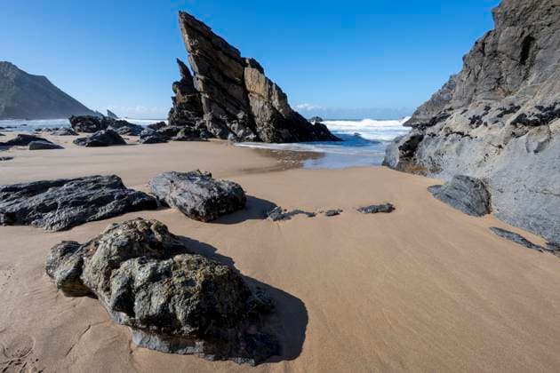 Creative Highlights World Felsige Küste und Sandstrand am Praia da Adraga, Colares, Portugal, Europa *** Rocks Coast and sandy beach on Praia as adraga, colares, Portugal, Europe Copyright: imageBROKER/SonjaxJordan ibxjor09033295.jpg
