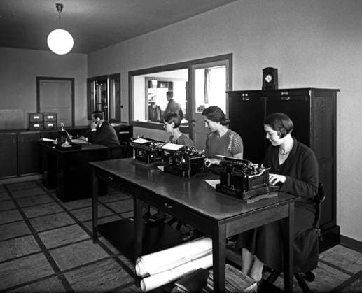 ARKIV 1933 Kvinnliga kontorister bakom sina skrivmaskiner. Female typists behind their typewriters. Stockholm Sverige x1900x *** ARCHIVE 1933 Female clerks behind their typewriters Female typists behind their typewriters Stockholm Sweden x1900x  Copyright: xTTxHistoricalx KONTORISTER