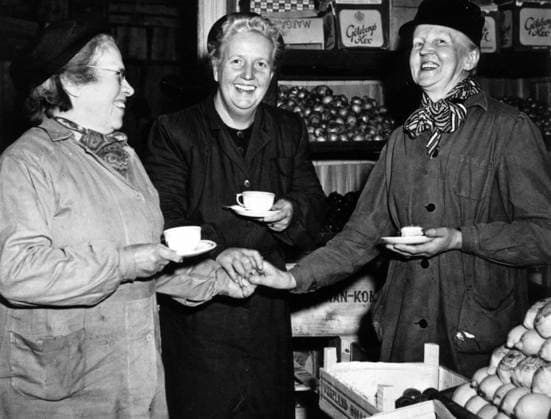 ARKIV 1952 Tre glada tanter i grönsaksaffären pa Lilla Nygatan i Gamla Stan. Bilden publicerad i boken Sa roade vi oss . Sid 84. STOCKHOLM SVERIGE PB-KOD:194 x194x *** ARCHIVE 1952 Three happy aunts in the vegetable shop on Lilla Nygatan in Gamla Stan The picture published in the book Sa roade oss Page 84 STOCKHOLM SWEDEN PB KOD 194 x194x  Copyright: xTTx GLADA TANTER