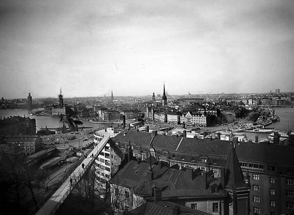 ARKIV 1933 Panorama över Slussen och Gamla stan fran Mosebacke. View from Mosebacke with Slussen and the old town. Stockholm Sverige SVERIGE x1900x *** ARCHIVE 1933 Panorama of Slussen and the old town from Mosebacke View from Mosebacke with Slussen and the old town Stockholm Sweden SVERIGE x1900x  Copyright: xTTxHISTORICALx VY FRAN MOSEBACKE