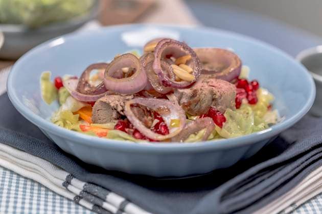 Filet vom iberischen Schwein mit Spitzkohl, roten Zwiebeln, Paprika und Granatapfelkernen Filet vom iberischen Schwein mit Spitzkohl, roten Zwiebeln, Paprika und Granatapfelkernen Copyright: xZoonar.com DieterxMeyerx 10292516