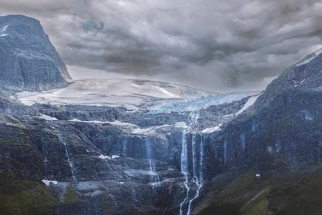 Creative Highlights World Das Wasser von einem schmelzendem Gletscher in Norwegen läuft an den Felswänden herab *** the Water from a melting Glacier in Norway running to the Rock walls down Copyright: imageBROKER/ThomasxHeitz ibxtsh09019299.jpg