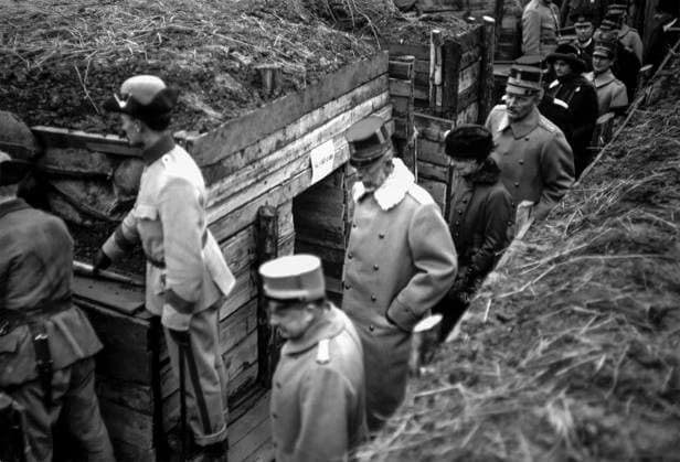 STOCKHOLM 1915-01-01 Kung Gustaf V och prins Carl inspekterar skyttegravar Stockhom Sverige x1902x *** STOCKHOLM 1915 01 01 King Gustaf V and Prince Carl inspect trenches Stockhom Sweden x1902x  Copyright: xTTxHISTORICALx KUNGLIG INSPEKTION