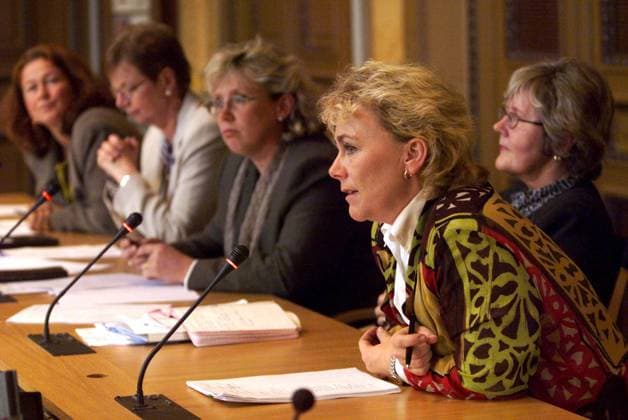 STOCKHOLM 990830 Fem riksdagspartier i gemensam motion om vald mot kvinnor. Idag höll de presskonferens för att presentera sina förslag för att minska kvinnovaldet. Närmast Beatrice Ask (m), Ulla-Britt Hagström (kd), Lena Ek (c), Helena Bargholtz (fp), Ewa Larsson (mp). STOCKHOLM SVERIGE x1013x *** STOCKHOLM 990830 Five parliamentary parties in a joint motion on violence against women Today they held a press conference to present their proposals to reduce violence against women.Next Beatrice Ask m , Ulla Britt Hagström kd , Lena Ek c , Helena Bargholtz fp , Ewa Larsson mp STOCKHOLM SVERIGE x1013x  Copyright: xJackxMikrutx KVINNOVALD