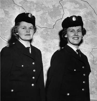 STOCKHOLM 19580118 Stockholms första kvinnliga poliser. Borasflickan Gerd Gustafsson (t.v) var en av de första kvinnliga poliskonstaplarna som gick ut i tjänst vid Klarapolisen i Stockholm. Foto Herman Ronninger SvD SCANPIX kod 20360 ***ARKIVBILD*** STOCKHOLM Sverige x20360x *** STOCKHOLM 19580118 Stockholms first female police officers The Boras girl Gerd Gustafsson (left) was one of the first female police officers to join the Klarapolisen in Stockholm Photo Herman Ronninger SvD SCANPIX code 20360 ARKIVE PICTURE STOCKHOLM Sweden x20360x  Copyright: xHermanxRonningerx xSvDx TTx KVINNLIGA POLISER