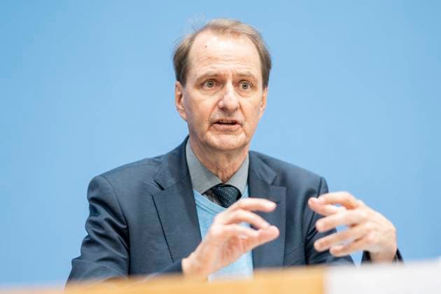 Bundespressekonferenz in Berlin - Vorstellung der Studie Empfehlungen für einen nachhaltigen Wohnungs- und Städtebau - Kommission Nachhaltiges Bauen NBau beim Bundesumweltamt - Dirk Messner, Präsident Umweltbundesamt UBA;Bundespressekonferenz in Berlin - Vorstellung der Studie Empfehlungen für einen nachhaltigen Wohnungs- und Städtebau - Kommission Nachhaltiges Bauen NBau beim Bundesumweltamt - Dirk Messner, Präsident Umweltbundesamt UBA, Berlin Berlin Deutschland Haus der Bundespressekonferenz *** Federal Press Conference in Berlin Presentation of the study Recommendations for sustainable housing and urban development Commission on Sustainable Construction NBau at the Federal Environment Agency Dirk Messner, President Federal Environ