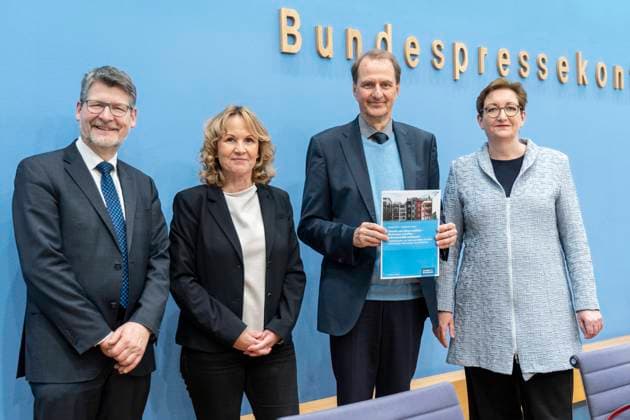 News Themen der Woche KW08 News Bilder des Tages Bundespressekonferenz in Berlin - Vorstellung der Studie Empfehlungen für einen nachhaltigen Wohnungs- und Städtebau - Kommission Nachhaltiges Bauen NBau beim Bundesumweltamt - Matthias Lerm, Vorsitzender Kommission nachhaltiges Bauen am UBA und Leiter Stadtplanungsamt Magdeburg, Dirk Messner, Präsident Umweltbundesamt UBA, Steffi Lemke, Bundesministerin für Umwelt, Naturschutz, nukleare Sicherheit und Verbraucherschutz, Klara Geywitz, Bundesministerin für Wohnen, Stadtentwicklung und Bauwesen (von links);Bundespressekonferenz in Berlin - Vorstellung der Studie Empfehlungen für einen nachhaltigen Wohnungs- und Städtebau - Kommission Nachhaltiges Bauen NBau beim Bundesumweltamt - Matthias Lerm, Vorsitzender Kommission nachhaltiges Bau