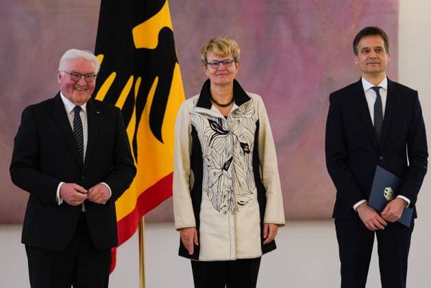 News Themen der Woche KW08 News Bilder des Tages Berlin, Deutschland 20. Februar 2023: Richterwechsel am Bundesverfassungsgericht - Entlassung und Ernennung im Schloss Bellevue - 20.02.2023 Im Bild: v.li. Frank-Walter Steinmeier, Bundespräsident, Prof. Susanne Baer, Richterin des Bundesverfassungsgerichts a.D., Prof. Martin Eifert, Richter des Bundesverfassungsgerichts Schloss Bellevue Berlin *** Berlin, Germany 20 February 2023 Change of judges at the Federal Constitutional Court Dismissal and appointment at Bellevue Palace 20 02 2023 In picture from left Frank Walter Steinmeier, Federal President, Prof Susanne Baer, Judge of the Federal Constitutional Court a D , Prof Martin Eifert, Judge of the Federal Constitutional Court Bellevue Palace Berlin Copyright: xFotostandx xReuhlx