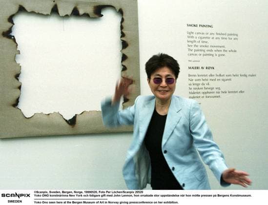 Scanpix, Sweden, Bergen, Norge, 19990520, Foto Per Löchen Scanpix 20520 Yoko ONO konstnärinna New York och tidigare gift med John Lennon, hon orsakade stor uppstandelse när hon mötte pressen pa Bergens Konstmuseum. ---------------------------------------------------------------------------- Yoko Ono seen here at the Bergen Museum of Art in Norway giving pressconference on her exhibition. BERGEN NORGE x20520x *** Scanpix, Sweden, Bergen, Norway, 19990520, Photo Per Löchen Scanpix 20520 Yoko ONO artist New York and formerly married to John Lennon, she caused a big stir when she met the press at the Bergen Museum of Art Yoko Ono seen here at the Bergen Museum of Art in Norway giving pressconference on her exhibition BERGEN NORGE x2052  Copyright: xTTx 20520