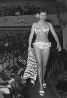 SCANPIX SWEDEN, 1954. Modell i bikini. Fransmannen Louis Reard presenterade den första bikini-modellen i juni 1946. Bilden är fran en modevisning 1954. Bikini x20360x *** SCANPIX SWEDEN, 1954 Model in bikini The Frenchman Louis Reard presented the first bikini model in June 1946 The image is from a fashion show 1954 Bikini x20360x  Copyright: xTTx 20360