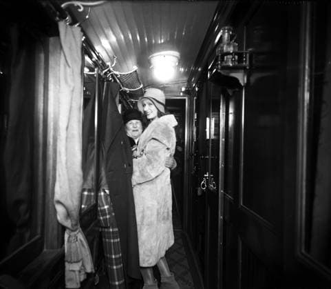 STOCKHOLM 1929 Skadespelerskan Greta Garbo (1905-1990) med mamma Anna Lovisa Gustafsson. i en tagkupÃ pa väg fran Göteborg till Stockholm under ett av Garbos Sverigebesök. STOCKHOLM SVERIGE x1900x *** STOCKHOLM 1929 Actress Greta Garbo 1905 1990 with her mother Anna Lovisa Gustafsson in a roof cab on the way from Gothenburg to Stockholm during one of Garbos visits to Sweden STOCKHOLM SWEDEN x1900x  Copyright: xTTxHISTORICALx GRETA GARBO
